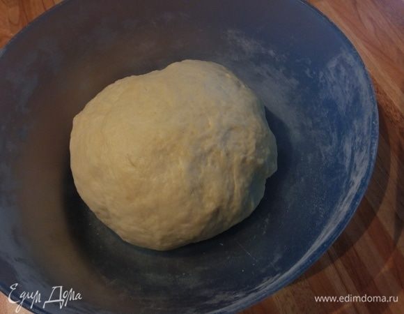 Получается такой колобок. Накрыть полотенцем и оставить на 20 мин на отдых. 