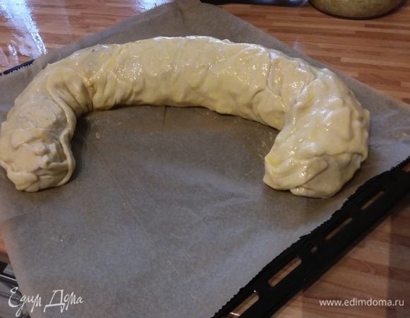 Штрудель получается большой, поместился на противне только в виде подковы. Штрудель смазать яйцом и выпекать в заранее разогретой до 180°С духовке 45 минут. 