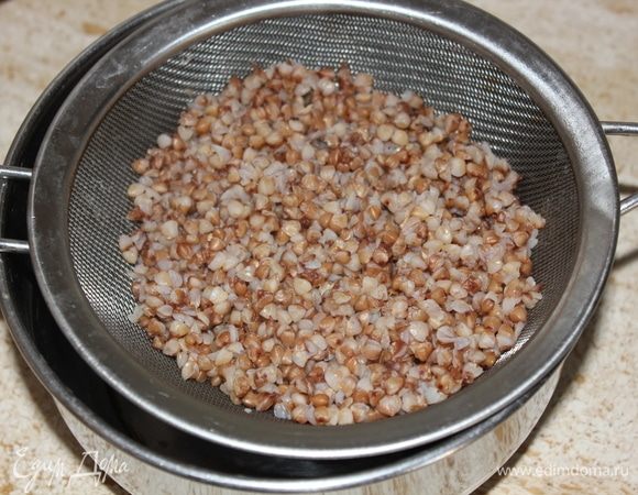Слить воду в отдельную чашу. Воду не выбрасываем, она нам еще пригодится.