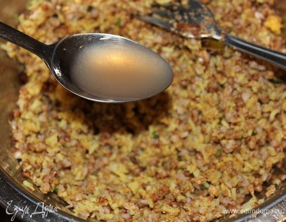 Всыпать измельченные отруби в чашу, добавить несколько ст. ложек (3-4) гречневой воды, в которой варилась крупа. Все тщательно перемешать.