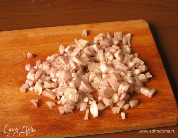 Лук нарезаем. Хватит одной средней луковицы. У меня кущевка — 5-6 шт.