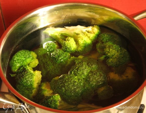 Капусту отвариваем в кипятке 12 минут.