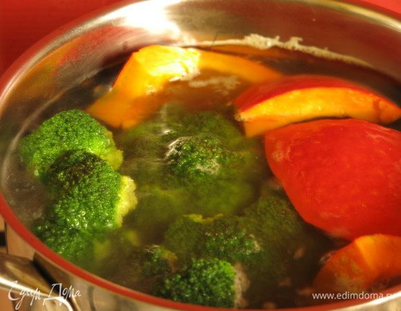 К капусте добавляем нарезанную крупно тыкву. Более толстокорую тыкву отвариваем дольше. Хоккайдо хватит 5-7 минут.