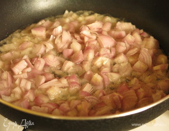 Ставим жариться лук.