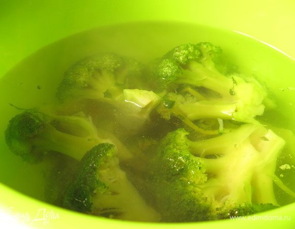 Вынимаем капусту и опускаем в холодную воду для сохранения цвета.