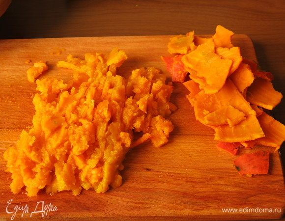 Очищаем мякоть тыквы от шкурки.