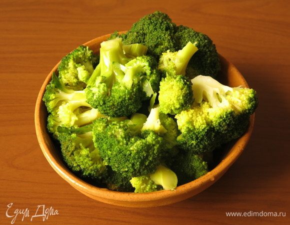 Капусту вынимаем из воды, даем воде стечь, срезаем толстые ножки.