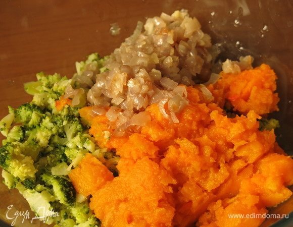 Соединяем капусту, тыкву и лук.