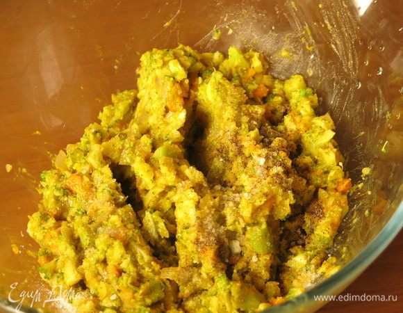 Смешиваем, солим, перчим.