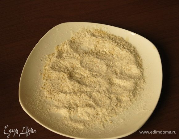 Готовим панировку. Советую делать порционно: пару ложек муки, ложка кунжута, на несколько котлет, закончилась, еще порцию.