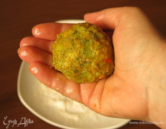 Формируем котлеты мокрыми руками.