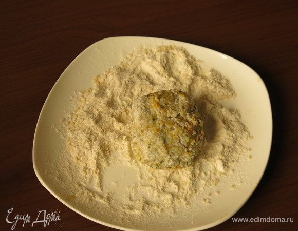 Панируем. Даем котлетам «созреть», обветриться, еще раз панируем. Такой прием подчеркнула в итальянском рецепте оливок асколане. Капуста с тыквой более водянистые, чем , например, капуста с картофелем, более распространенный рецепт, просушка необходима.