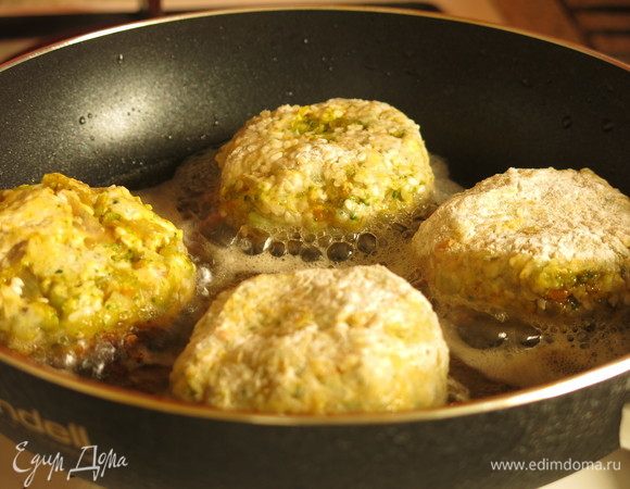 Жарим на масле. У меня арахисовое, призовое.