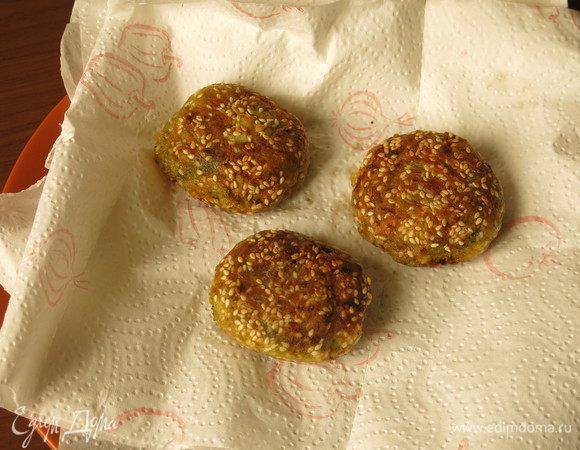 Выкладываем котлеты на салфетку.