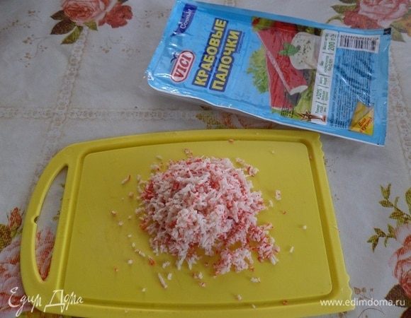 Крабовые палочки ТМ VICI трем на мелкой терке.