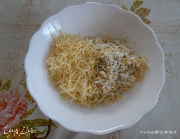 В чашку трем на мелкой терке сыр и отварное яйцо.