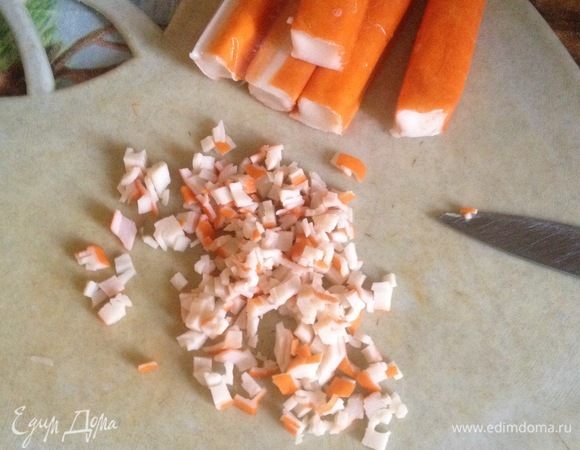 Крабовые палочки ТМ VICI мелко нарезать.