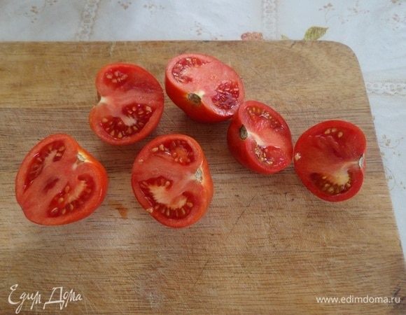 Помидоры разрезаем на 2 части.