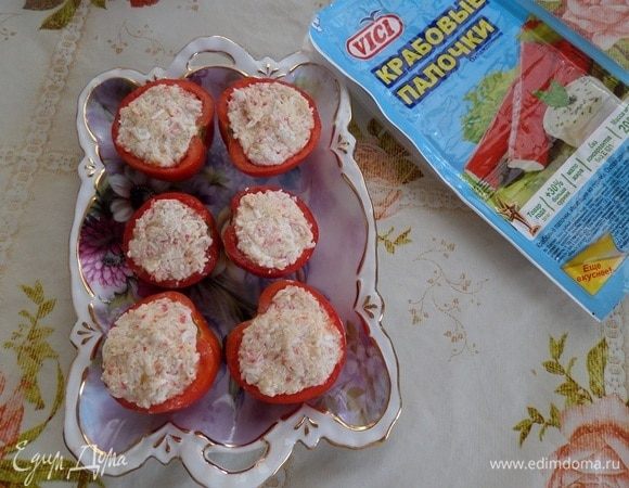 Каждую половинку помидор начиняем подготовленной крабово-сырно-яичной массой.