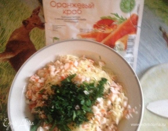 Зелень мелко нарезать и чеснок через пресс.