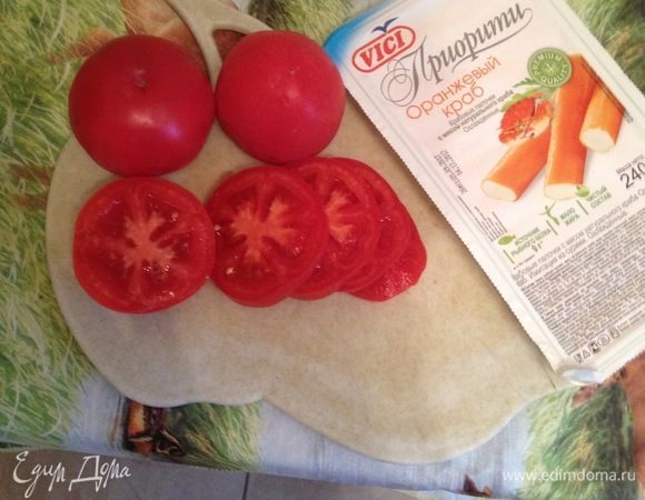 Помидоры порезать на кружочки. 