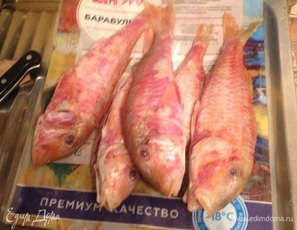 Размораживаем барабульку ТМ «Магуро», очищаем от чешуи, удаляем внутренности и жабры, тщательно промываем и натираем солью.