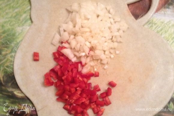 Маленькую луковицу и сладкий красный перец мелко нарезать для обжарки.