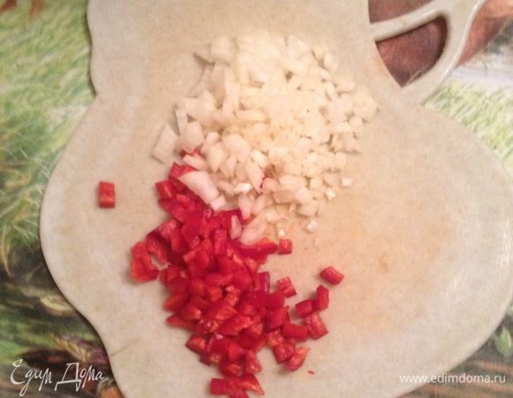 Маленькую луковицу и сладкий красный перец мелко нарезать для обжарки.