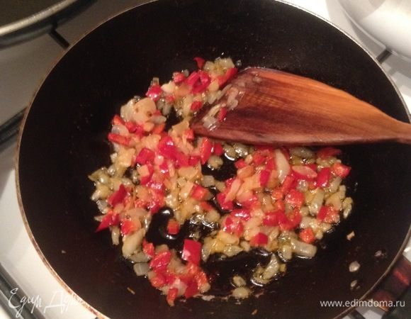 В ст. ложке растительного масла обжарить овощи до готовности. Этой обжаркой будем фаршировать брюшко рыбки.
