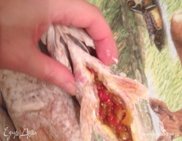 Насыпаем муку в тарелку и обваливаем барабульку со всех сторон, а в брюшко рыбки кладем 1 ч. л. обжарки.
