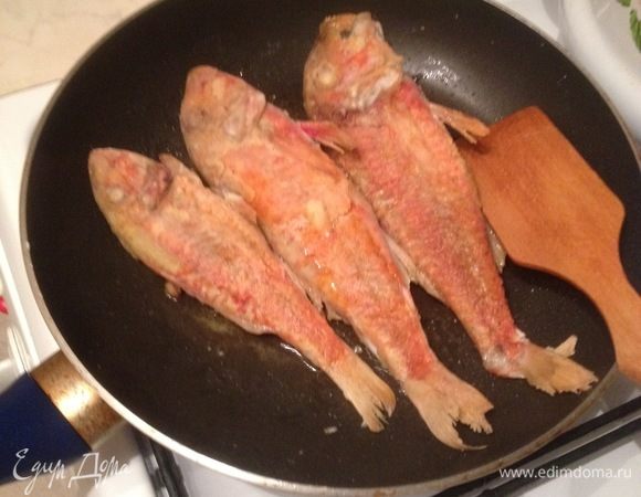 В сковороде нагреваем растительное масло и обжариваем рыбку на сильном огне по 2-3 минуты с обеих сторон до золотистого цвета.