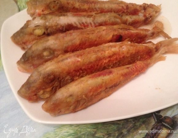 Готовую рыбку выкладываем на тарелку.