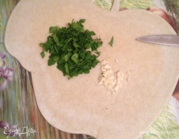 Приготовим заправку для картофеля: петрушку и зубчик чеснока мелко нарезаем.