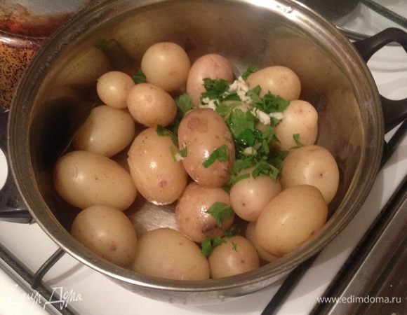Когда картофель сварился, сливаем воду, добавляем зелень с чесноком и подсолнечное ароматное масло. Закрыть крышкой кастрюлю и встряхнуть чтобы картофель пропитался ароматами.