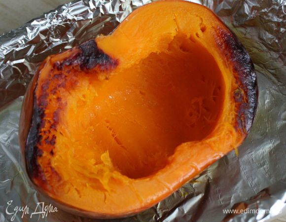 Если нет готового тыквенного пюре, то предварительно запеките до мягкости половину сладкой тыквы. Противень лучше закрыть фольгой, иначе сок может пригореть.