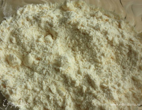 В большой миске смешать муку, соль и сахар, добавить кусочки масла и порубить до грубых крошек. Влить 1 ст. л. холодной воды, чтобы образовалось слегка рассыпчатое тесто.