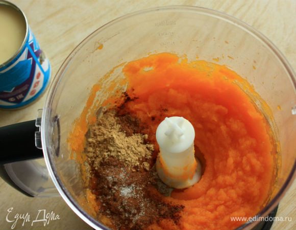 Запеченную тыкву пюрировать в блендере, добавить соль, специи, молоко и отдельно взбитые яйца, хорошо перемешать, убрать в холодильник.
Разогреть духовку до 200°С, с конвектором до 180°С.