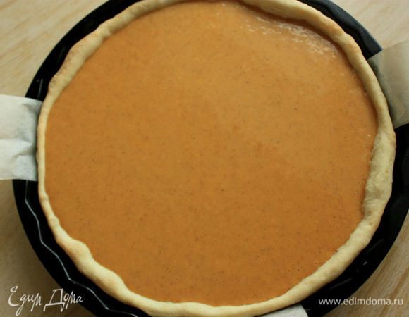 Вылить половину начинки в подготовленную базу и поместить форму на решетку духовки, затем вылить оставшуюся начинку. Выпекать пирог в течении 40-50 минут, пока начинка не загустеет и слегка приподнимется.