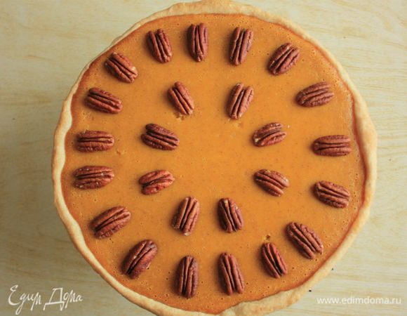 На готовый пирог выложить половинки орехов, слегка вжимая. Если нет пекана, попробуйте заменить грецким орехом.
Растопить 1 ст. л. масла и взбить с коричневым сахаром. Кистью смазать орехи. 
Полностью остудить пирог до подачи.