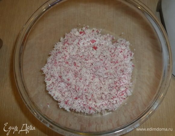 Крабовое мясо ТМ VICI измельчить в комбайне (или порубить ножом).