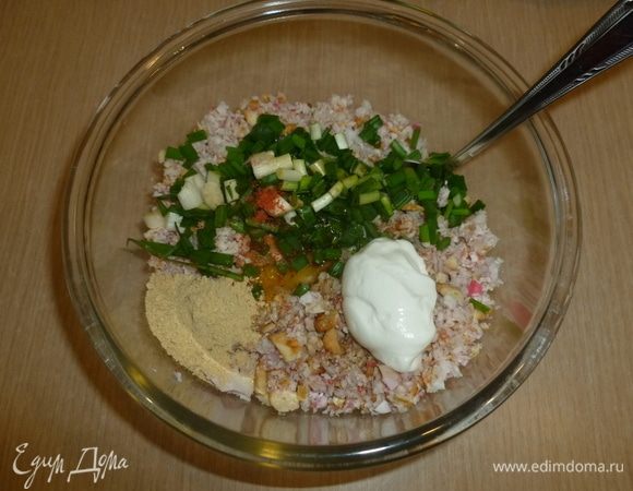 В большой миске соединить: крабовое мясо, креветки с крекерами, желток, нарезанный зеленый лук, сметану, вустершский соус, горчицу, кайенский перец. Перемешать.