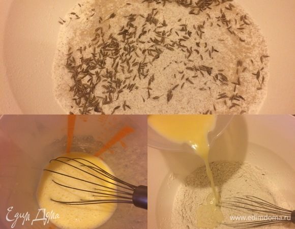 В миску просеять оба вида муки, добавить соль, дрожжи, тмин и перемешать. В молоко добавить масло и слегка подогреть. В теплое молоко с маслом добавить мед и хорошо перемешать. Затем добавить молочную смесь к муке и перемешать.