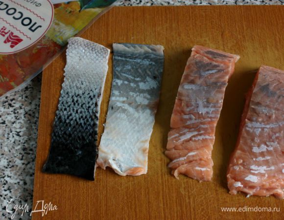 Снять кожу с филе лосося ТМ «МАгуро» и разморозить.