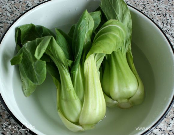 Кочанчики пак-чой поместить в воду, чтобы вымыть возможные остатки земли между листьями.
