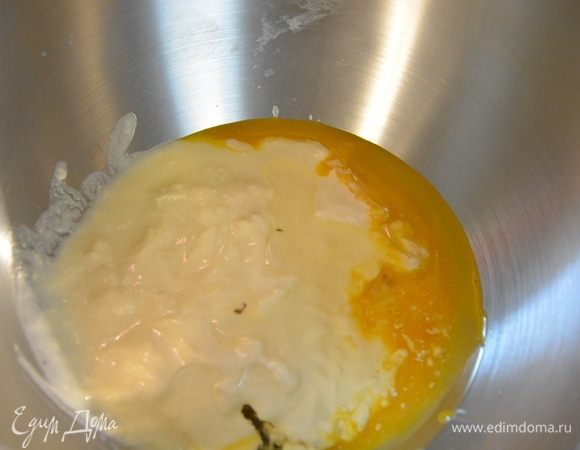 Смешать жидкие ингредиенты: яйца, йогурт, масло растительное, мед.