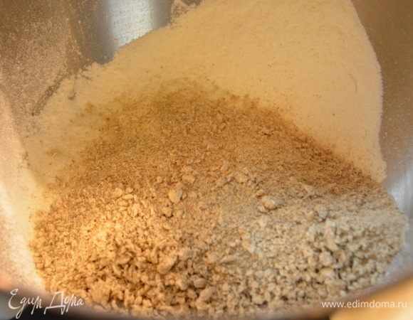 К жидким ингредиентам добавить: просеянную муку, перемолотые пшеничные отруби ТМ Лито, соль, соду, разрыхлитель. 