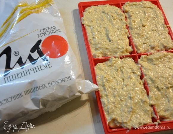 Разложить тесто по формам. У меня силиконовая форма для вафель, но можно печь и в электровафельнице.