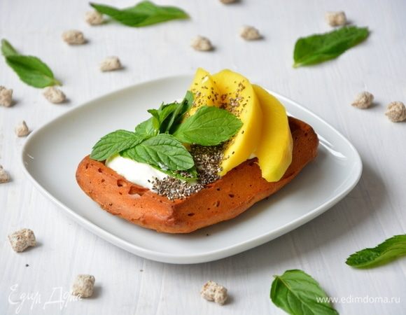 Вынуть из формы. Можно сразу же подавать с любимыми начинками. Я готовила вафли заранее, чтобы к утру был готов вкусный и полезный завтрак. 