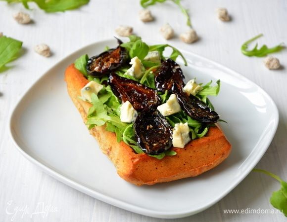 Если будете готовить вафли заранее, то перед подачей поджарьте их в тостере, духовке или на сковороде, а затем сервируйте.