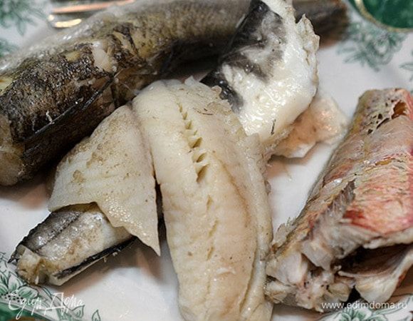 Затем рыбу достать и отделить от костей.